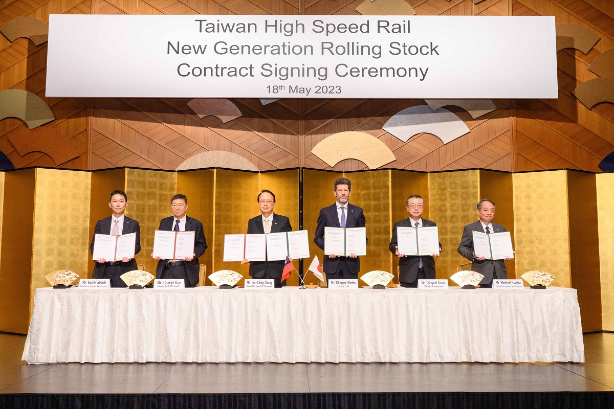 台灣高鐵公司今日下午在日本東京與日立東芝聯盟(HTSC)正式簽訂新世代列車組採購契約，由台灣高鐵公司董事長江耀宗(左三)與日立東芝聯盟代表共同簽署。 圖：台灣高鐵公司／提供