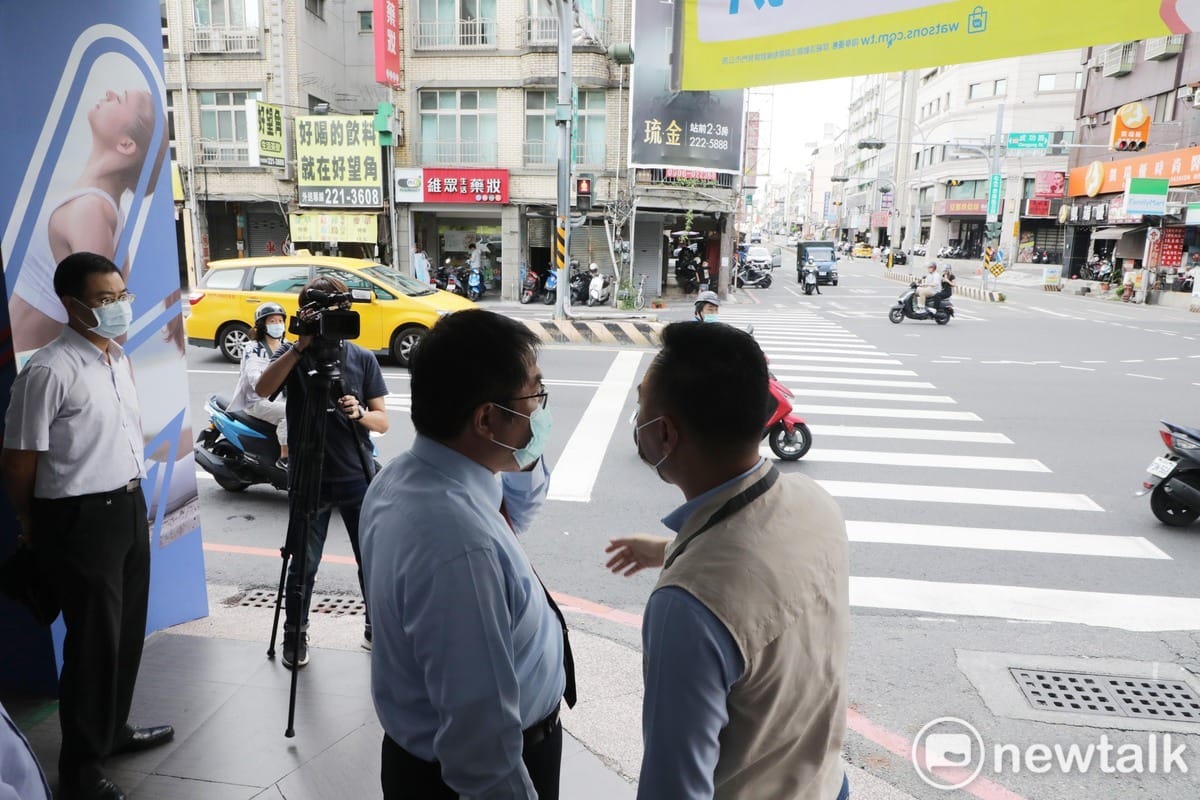 台南市長黃偉哲赴3歲女童遭未停等汽車撞死的成功路與忠義路口視察，嚴肅聽取交通局、警察局對於行人穿越路口改善作為，並要求工務等相關單位在今年年底前完成以人本交通進行設計與改善的「百大路口安全行動」，以保障行人通行安全。 圖：台南市政府提供