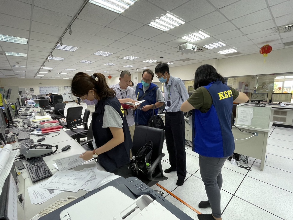 環保局人員稽查操作記錄。 圖：高雄市環保局提供