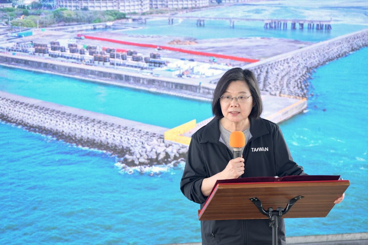 蔡英文至興達電廠視察高雄緊急海淡機組。 圖：高雄市政府提供