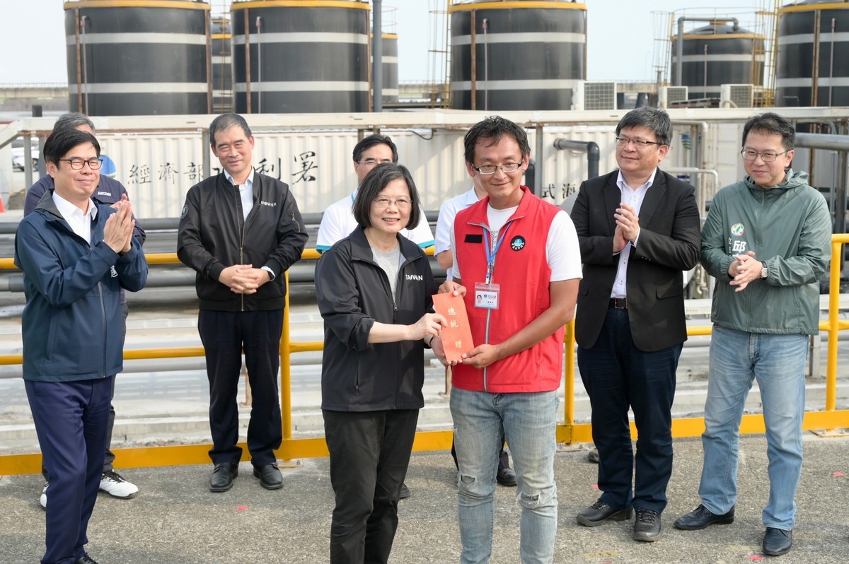 蔡英文(前排左)致贈興達電廠加菜金。 圖：高雄市政府提供