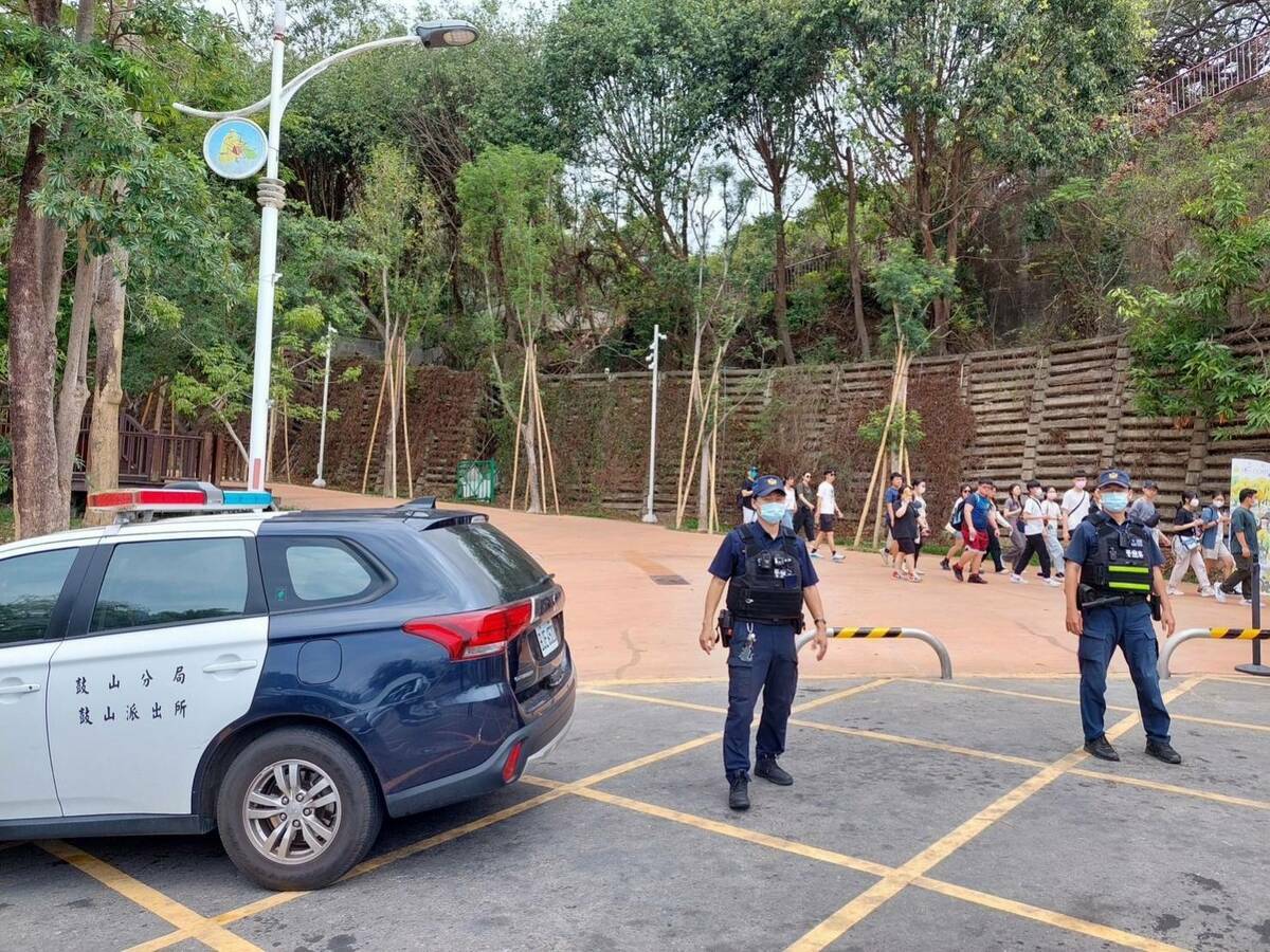 警方順利疏散遊客。 圖：高雄市觀光局提供
