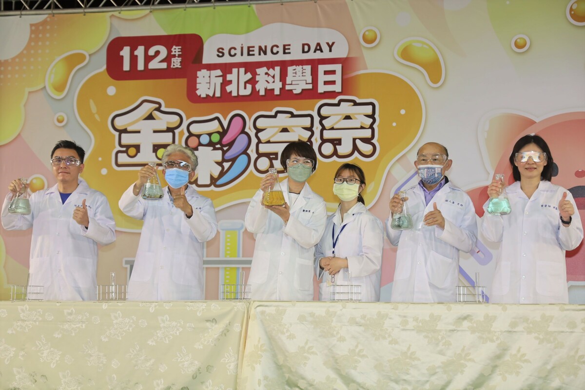 新北科學日，貴賓動手做奈米金實驗。副秘書長龔雅雯(中)、教育局副局長歐人豪(右2)、國科會科教發展及國際合作處科長曾黛如(右1)、淡江大學科教中心主任王伯昌(左2)、台灣默克生命科學事業體總經理陳委承(左1)。 圖：新北市教育局提供
