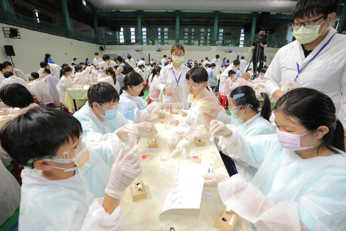 新北科學日孩子做實驗，探索快篩試劑奈米金奧秘。 圖：新北市教育局提供