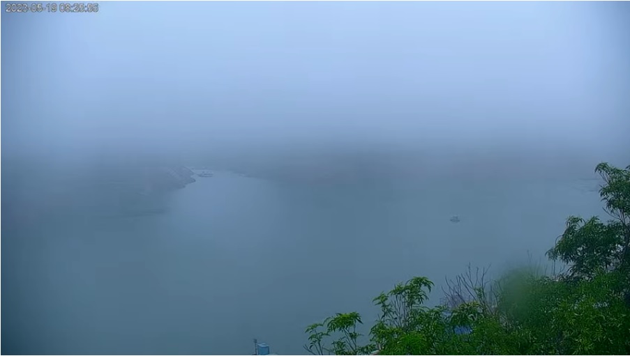 石門水庫今天上午開始有明顯雨勢，讓網友相當期待，煙雨矇矓的景象，讓不少人大讚「仙境」。 圖：翻攝自石門水庫即時影像