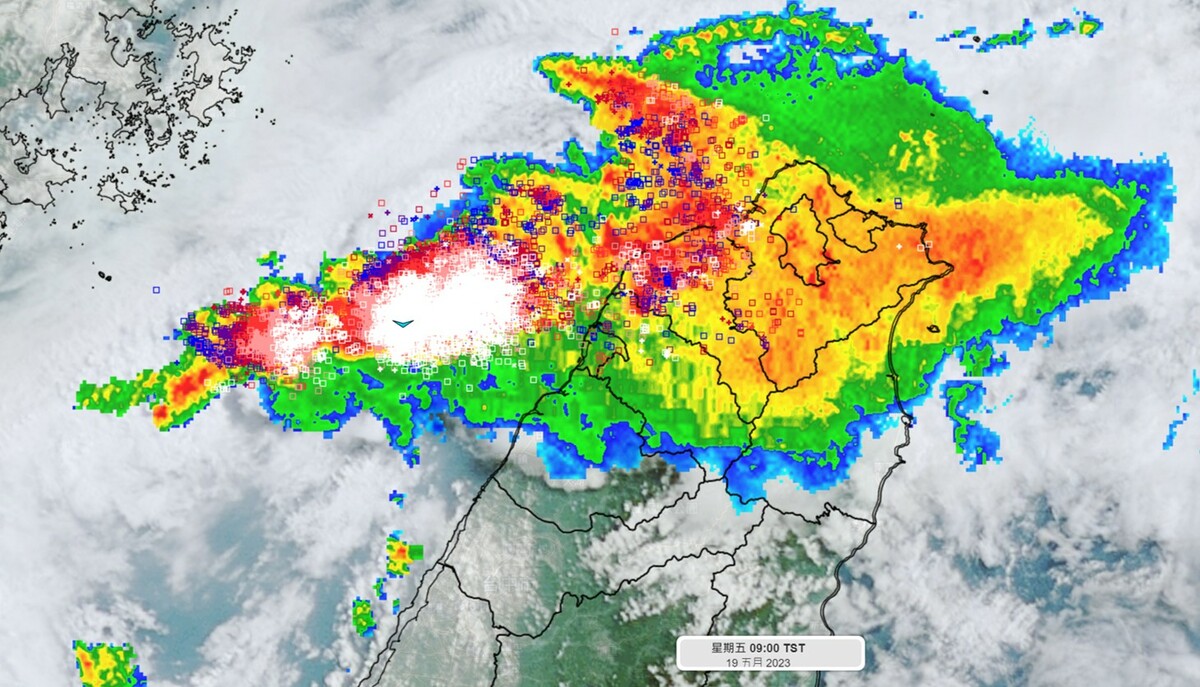 天氣風險公司表示，鋒面未通過，北部外海的煙囪雲還在。 圖：翻攝自天氣風險公司臉書