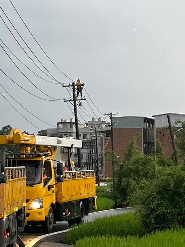 桃園雷雨不斷，造成上萬戶停電，台電人員緊急搶修。 圖：台電桃園營業處/提供