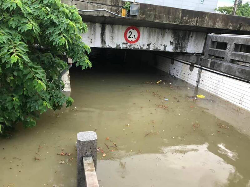 新竹縣新豐鄉一處地下道淹水宛如游泳池。 圖：翻攝何智達臉書