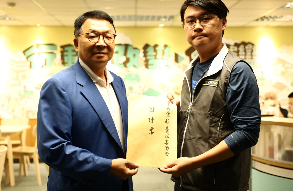 陳歐珀到中央黨部送交自陳書。 圖:陳歐珀辦公室提供