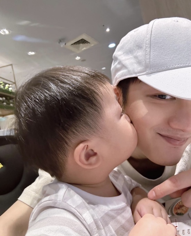 Kim分享兒子萌弟親了他的臉頰。 圖﹔翻攝自那對夫妻Kim京燁IG
