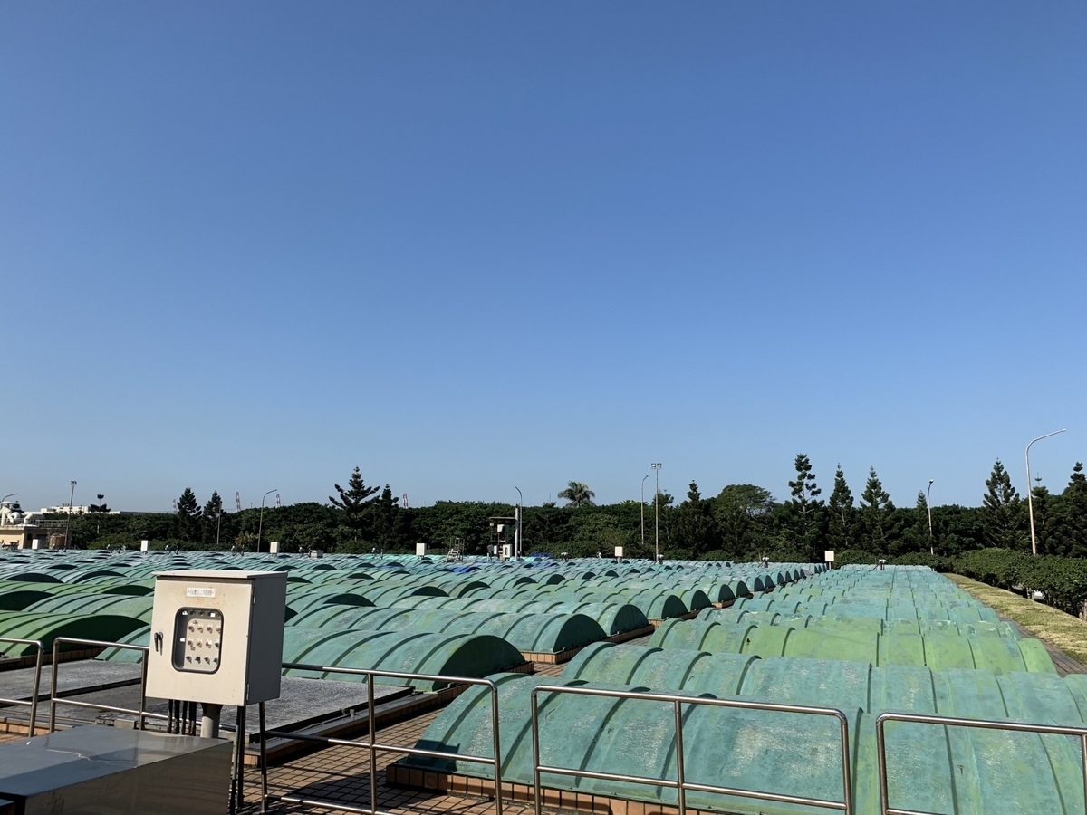 八里污水處理廠初級沉澱池。 圖：新北市水利局提供