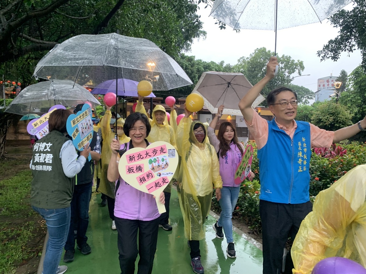 民眾一起健康大步走。 圖：板橋區公所提供