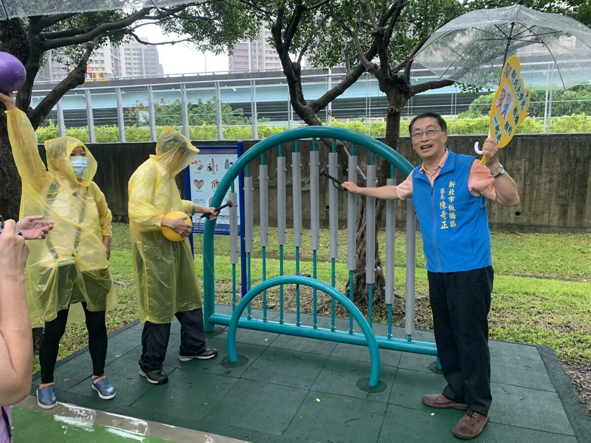 板橋區長與民眾一起體驗體驗設施。 圖：板橋區公所提供