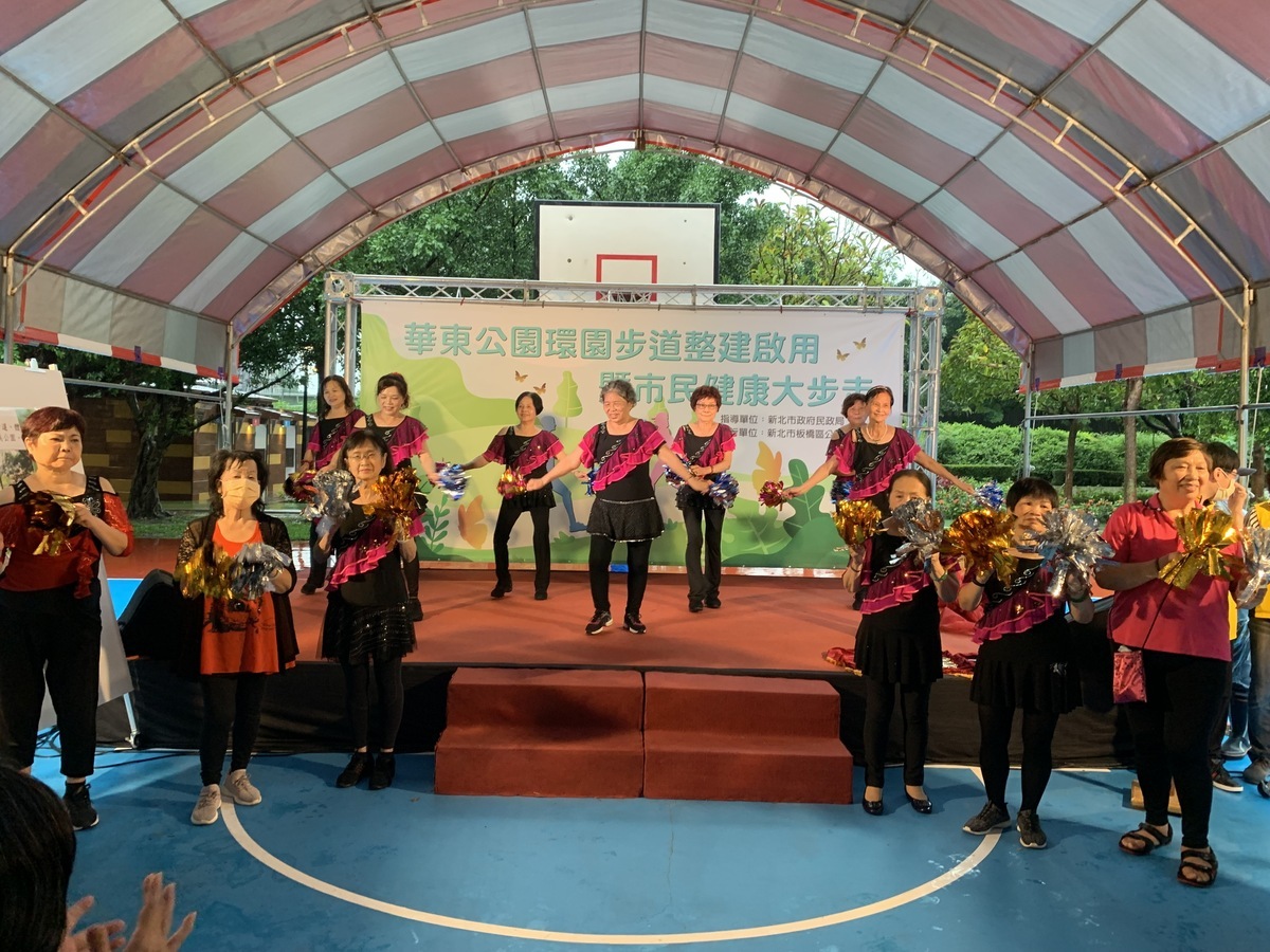 華東舞蹈班長輩帶來活力表演開場。 圖：板橋區公所提供