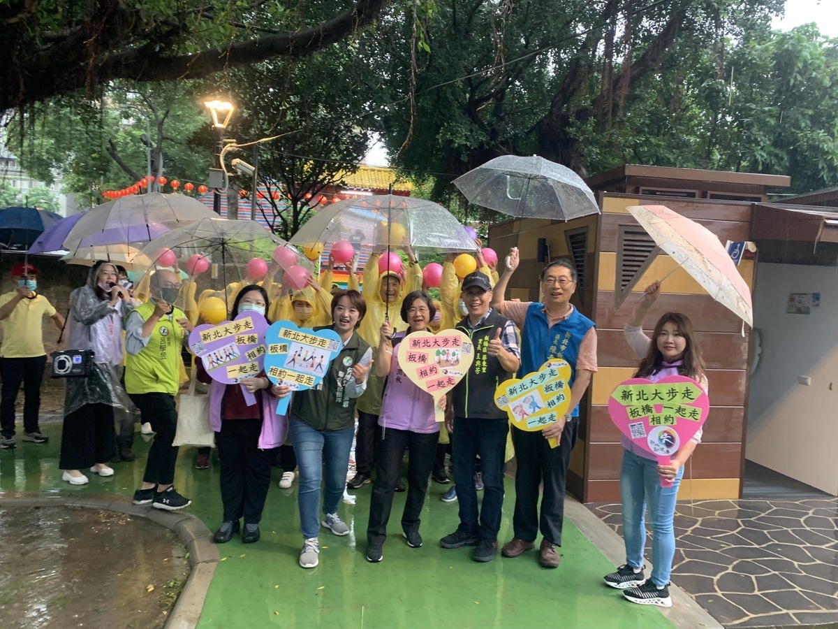 與市民朋友一起體驗完工的環園步道。 圖：板橋區公所提供