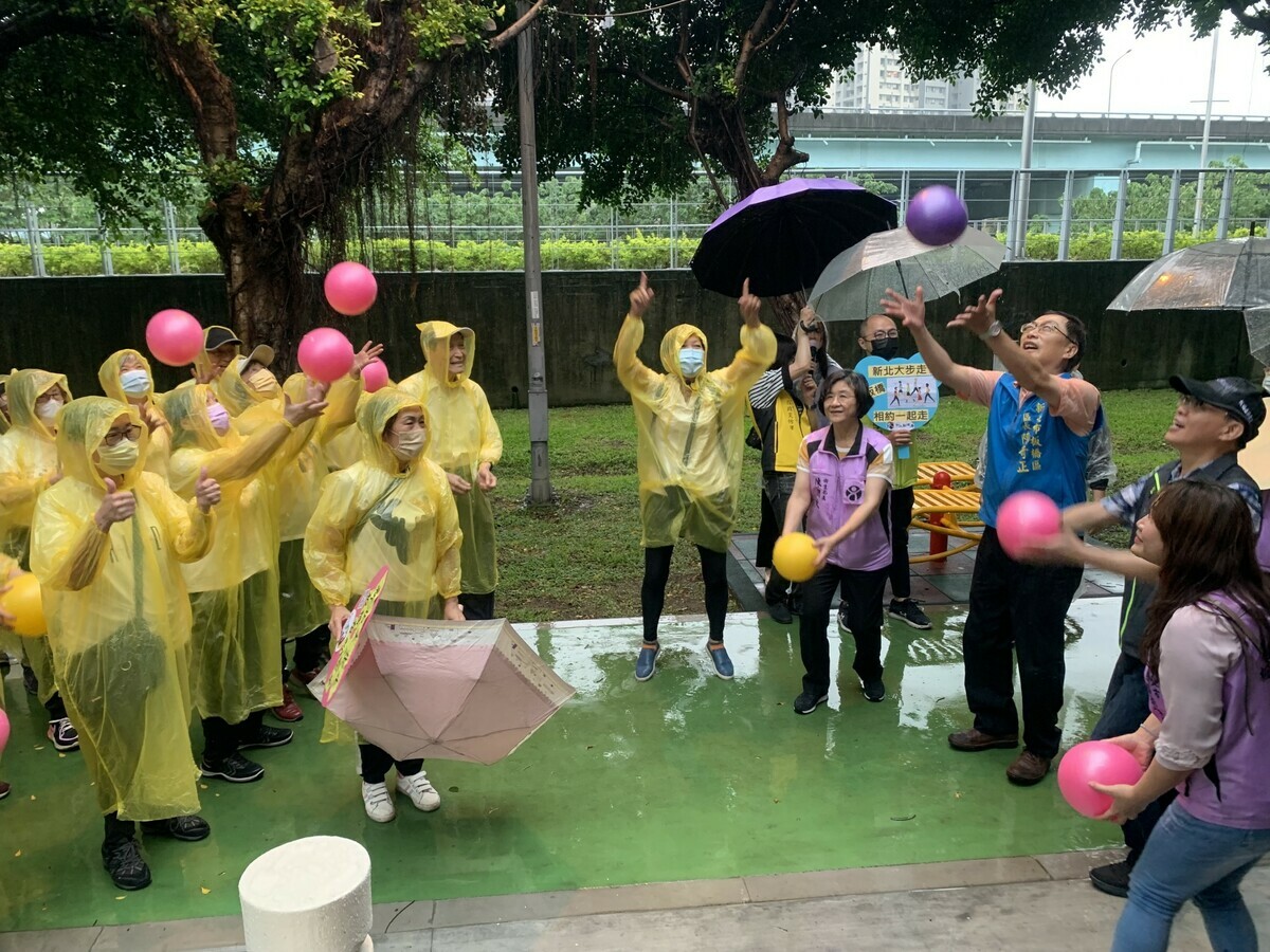 與民同樂拋球趣。 圖：板橋區公所提供