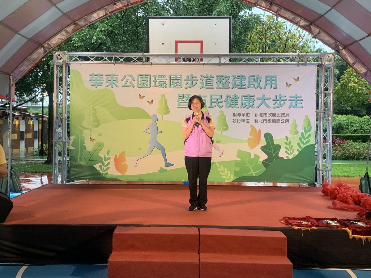 衛生局長陳潤秋邀請市民一起健康大步走。 圖：板橋區公所提供