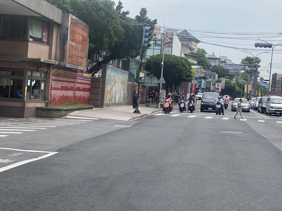 立法院三讀修正通過「道路交通管理處罰條例」，並經總統公告，未來在路口、公車站、併排臨停，或於騎樓違停、騎車講手機等八項微罪將不開放檢舉，警方則仍可取締開罰，6月30日正式上路。 圖：新北市交通局／提供（資料照）