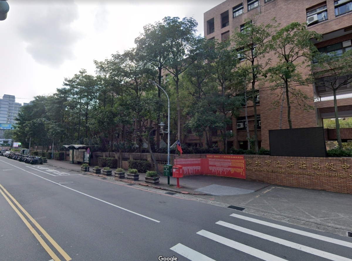 試場周邊道路開放臨停-新莊區新莊中學。 圖：新北市交通局提供