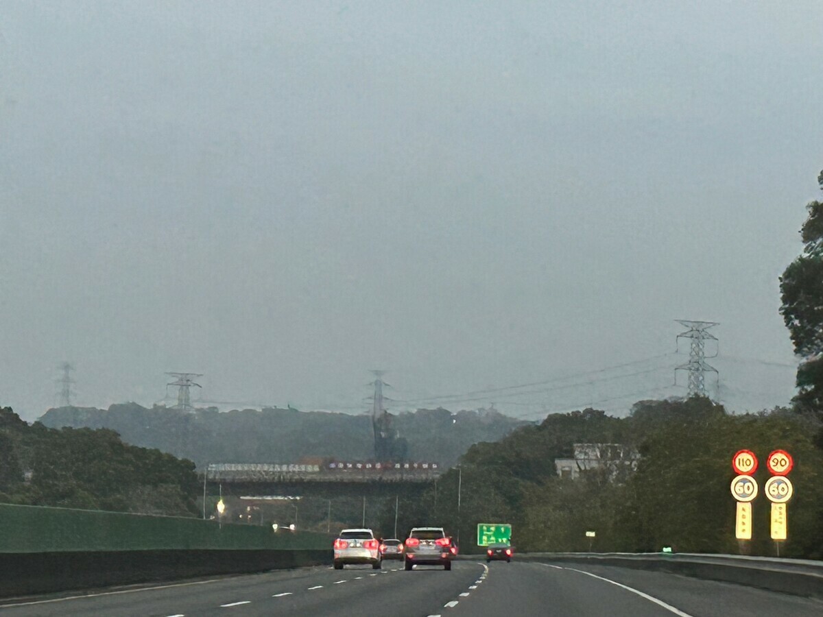 高公局呼籲，下雨天行前務必檢查車輛雨刷功能及胎紋、胎壓是否正常，胎紋不足最高可處6000元罰鍰。 圖：林岑韋／攝