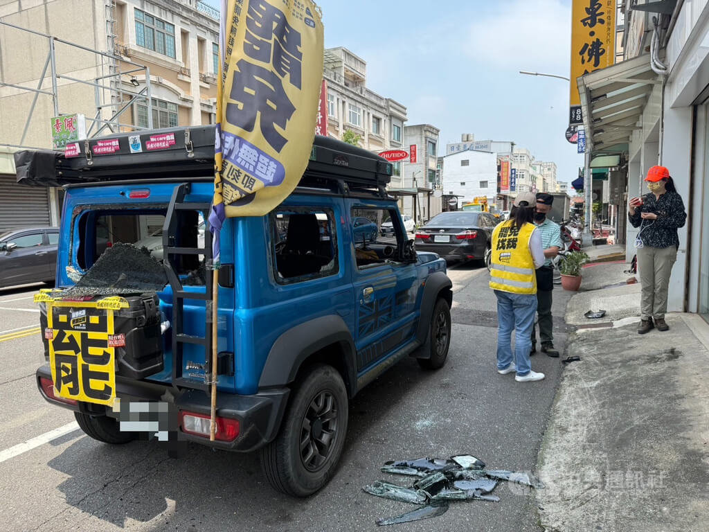 苗栗縣罷免團體「苗栗國罷免立委連線」志工宣傳車5日上午在苑裡鎮遭砸，車輛多處玻璃破裂；警方循線找到涉案人38歲邱姓男子，依法偵辦。中央社記者魯鋼駿攝  114年5月5日