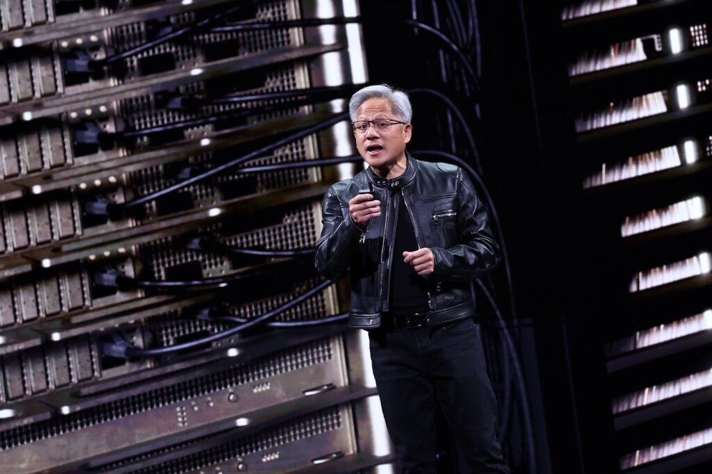 人工智慧（AI）晶片大廠輝達（NVIDIA）執行長黃仁勳19日在台北國際電腦展（COMPUTEX）主題演講中，宣布將與鴻海、國科會、台積電合作，為台灣打造AI基礎建設。中央社記者翁睿坤攝  114年5月19日