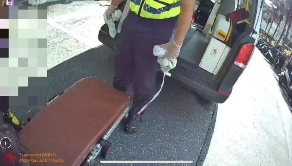 一名男子22日搭乘台鐵太魯閣號列車，因不能充電按緊急按鈕2次，列車長安撫後為男子換座位，但卻遭手機扔擲並被掌摑。由於男子有傷人等危險行為，警方到場後依法強制將男子送醫就診。（民眾提供）中央社記者李先鳳傳真  114年5月22日