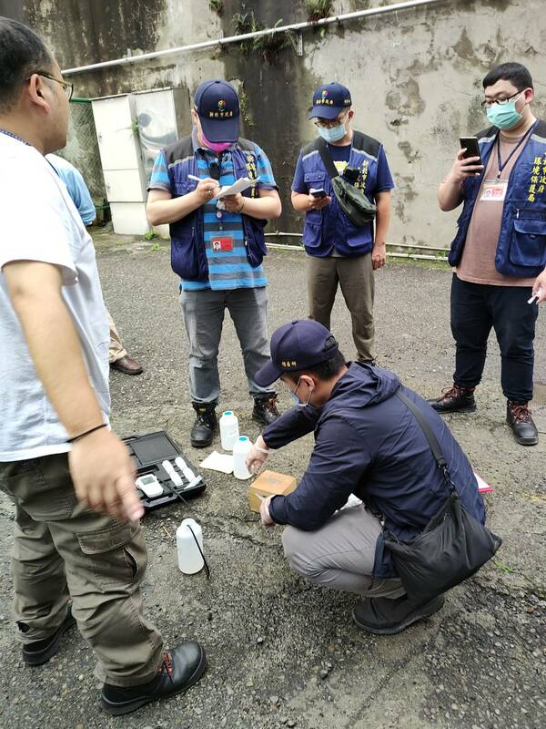 稽查人員採集水樣進行快篩檢測。 圖：新北市環保局提供