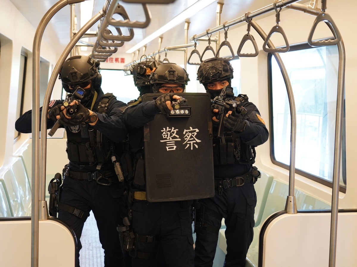 反恐訓練中心同仁進行車廂內反恐演訓。 圖：內政部提供