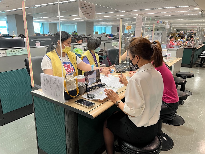勞工局諮詢服務櫃台受理移工現場諮詢與申訴服務。 圖：新北市勞工局提供