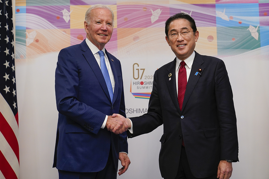 當地時間2023年5月18日，日本廣島，在G7峰會開幕前，美國總統拜登（左）與日本首相岸田文雄在舉行雙邊會議前握手。 圖：翻攝自東方網