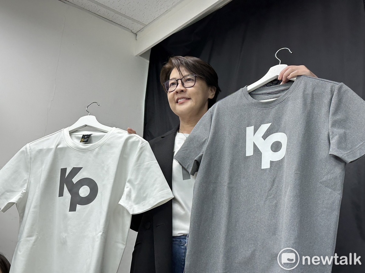 柯文哲競選總幹事黃珊珊今公布柯文哲競選小物T恤。 圖：周煊惠 / 攝