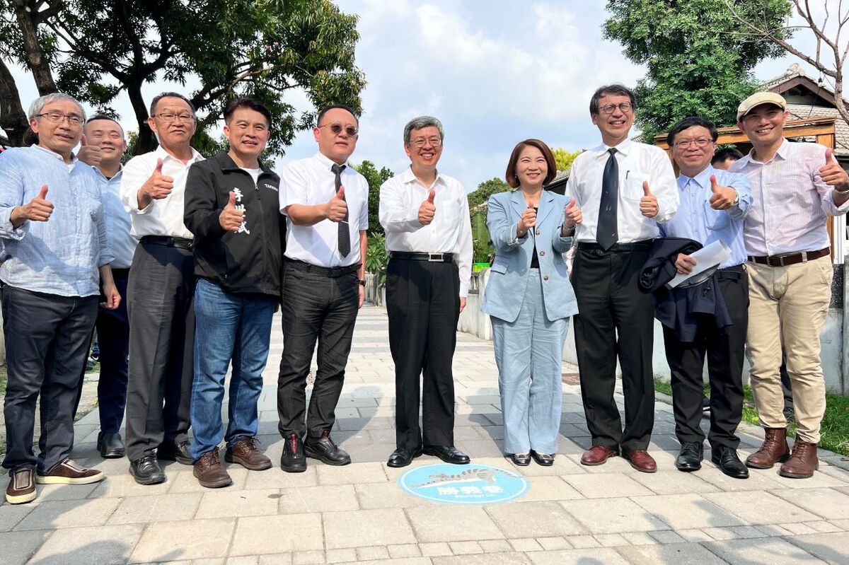 陳建仁(右五)、史哲(左五)視察屏東勝利星村。  圖：屏東縣政府提供