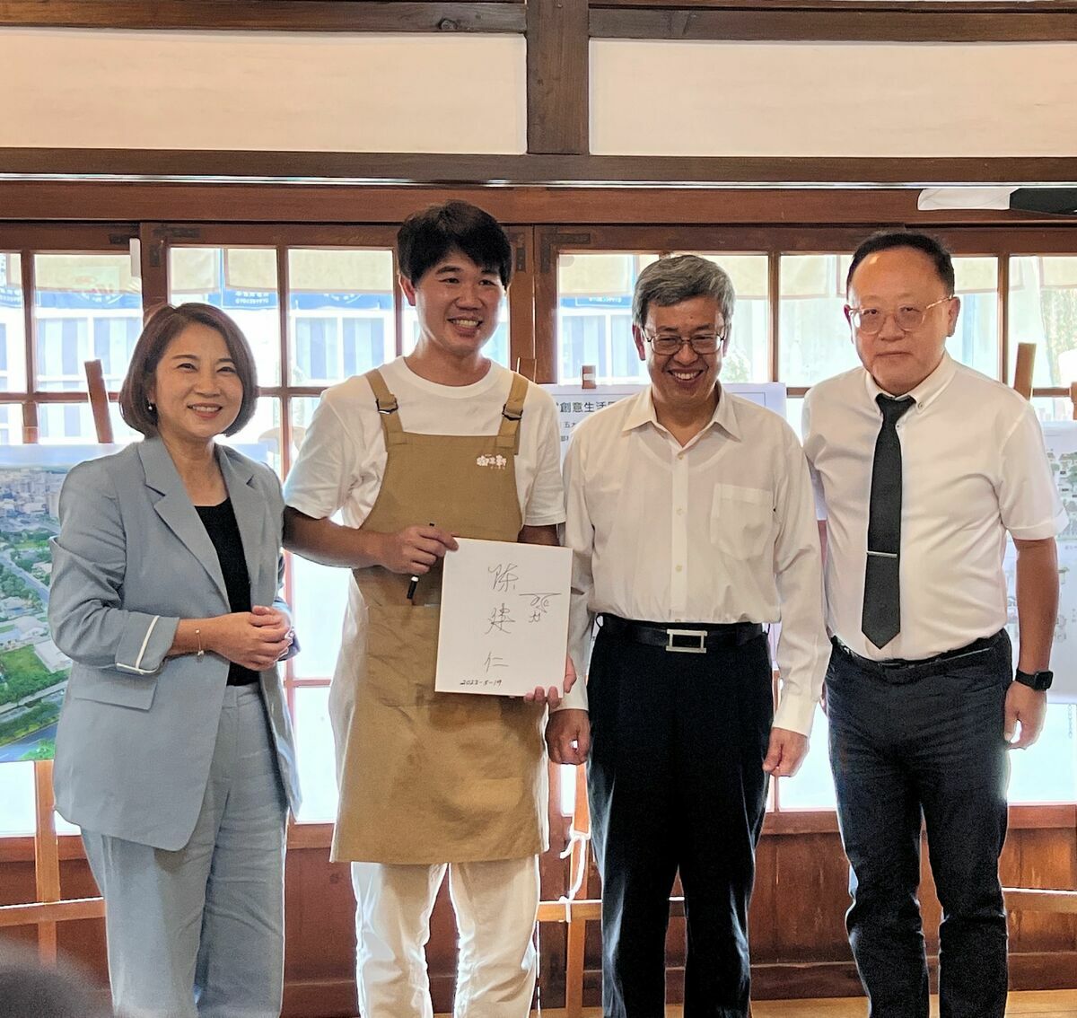 周春米(左一)陪陳建仁(右二)及史哲(右一)與店家互動。 圖：屏東縣政府提供
