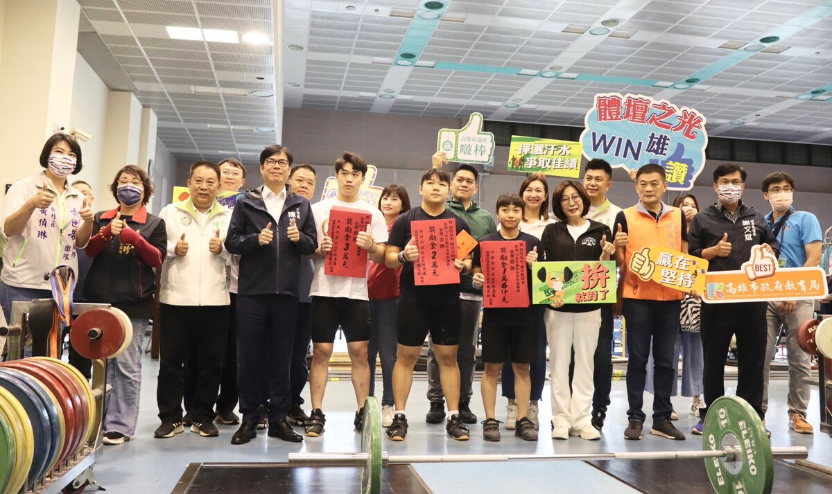 陳其邁(前排左四)慰勉高雄市選手。 圖：高雄市教育局提供