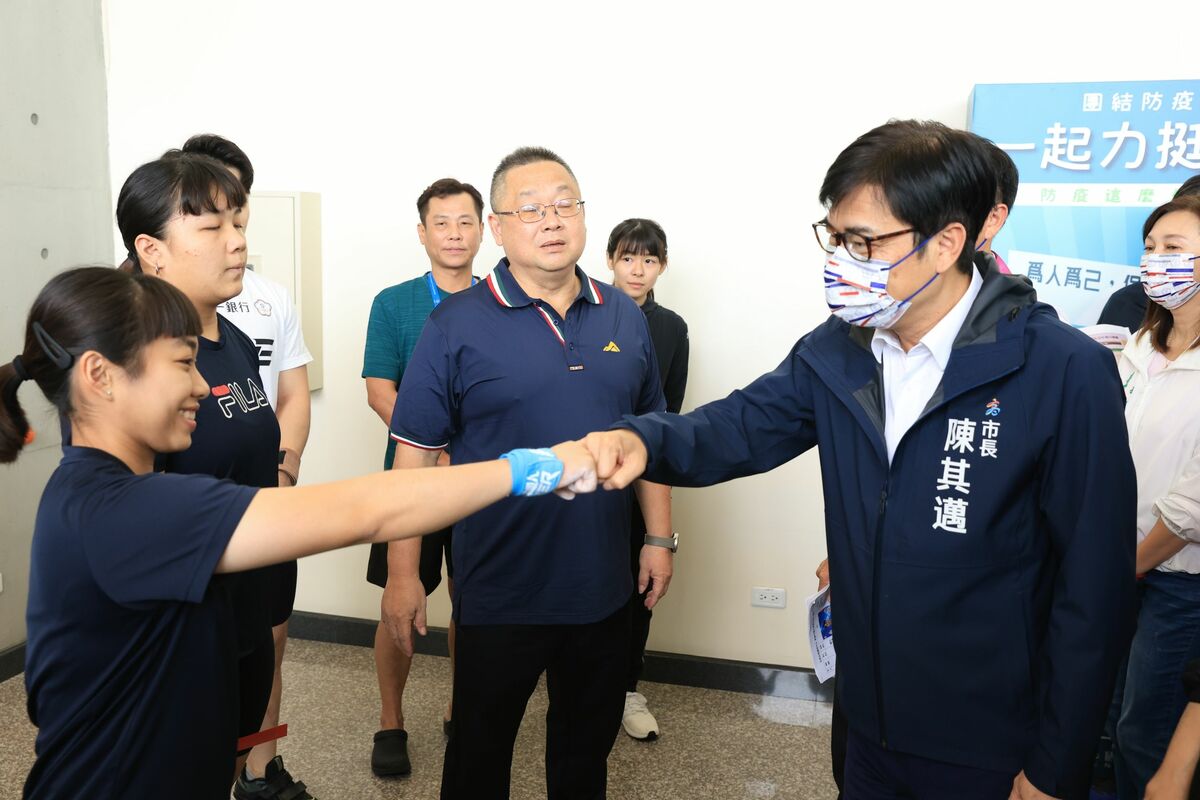 陳其邁(右)慰勉高市選手。 圖：高雄市教育局提供