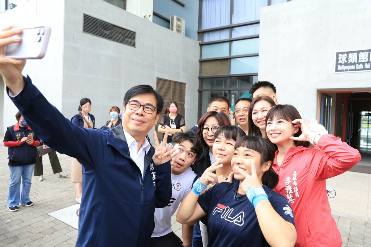 陳其邁(左一)當場玩起自拍。 圖：高雄市教育局提供