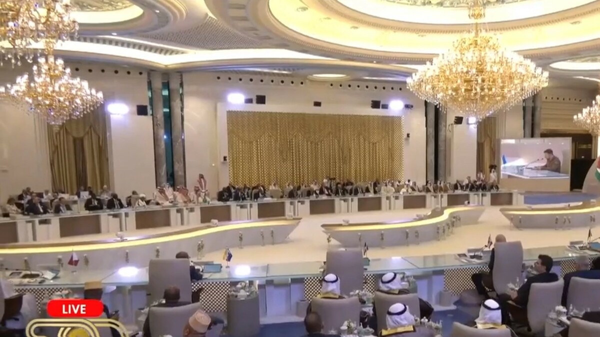 澤連斯基19日前往沙烏地阿拉伯，在沙烏地阿拉伯主辦的阿拉伯聯盟峰會上發言。 圖：翻攝推特