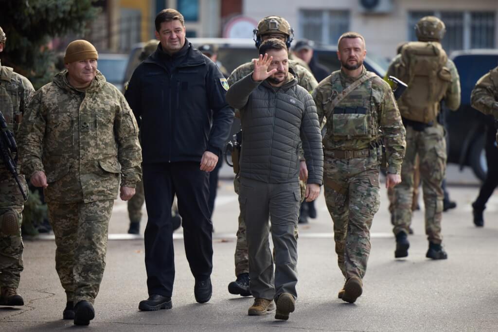 烏克蘭總統澤倫斯基（中）。 （圖取自facebook.com/zelenskiy.official）