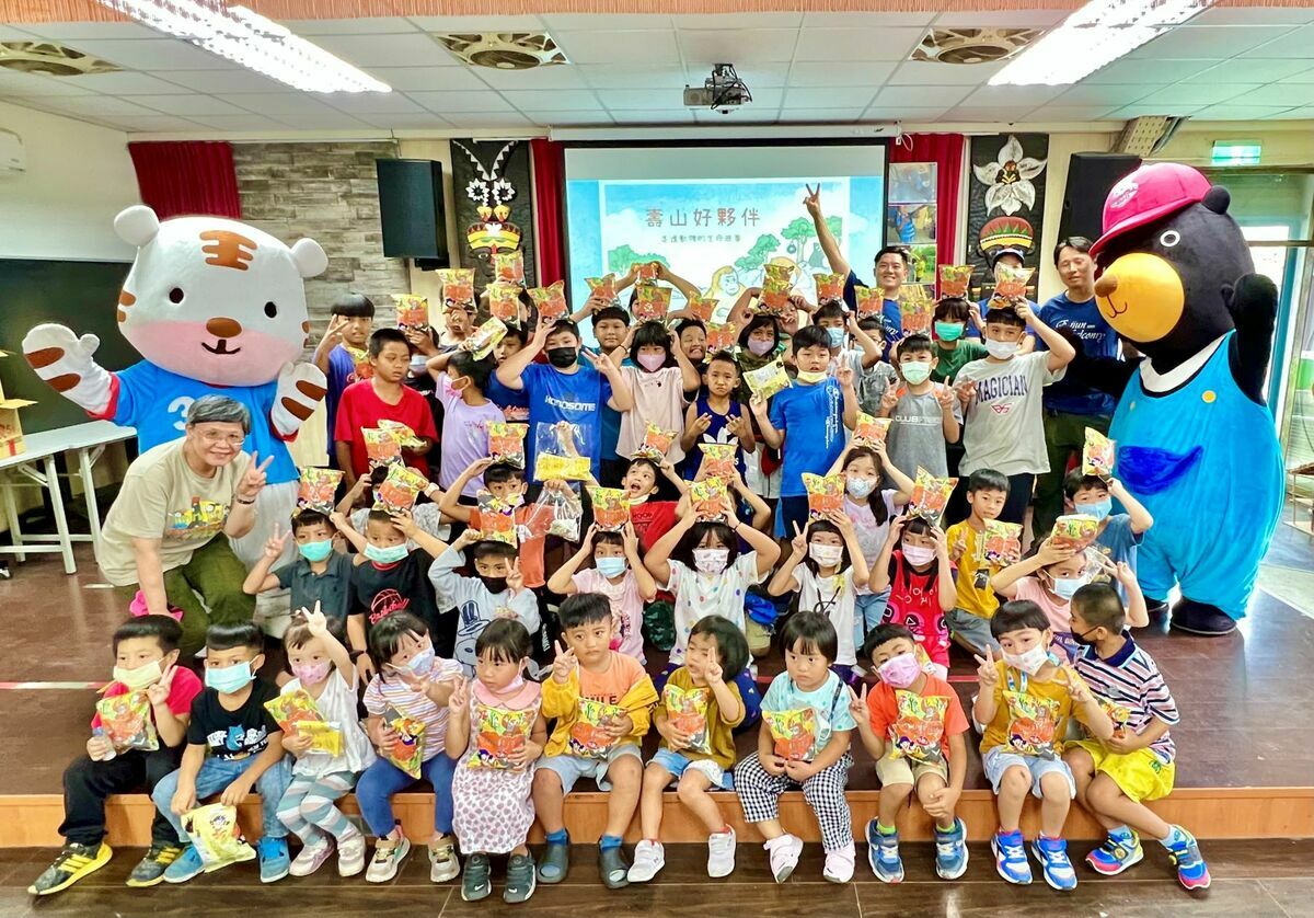 行動動物園至茂林國小宣導動物保育。 圖：高雄市觀光局提供