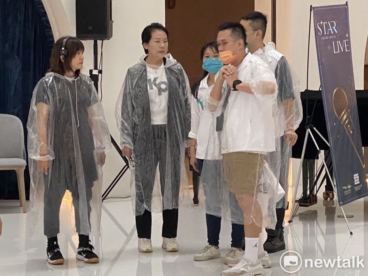 現場稍早下起大雨，柯文哲競選總幹事黃珊珊一度考慮將會場移到室內。 圖：周煊惠 / 攝