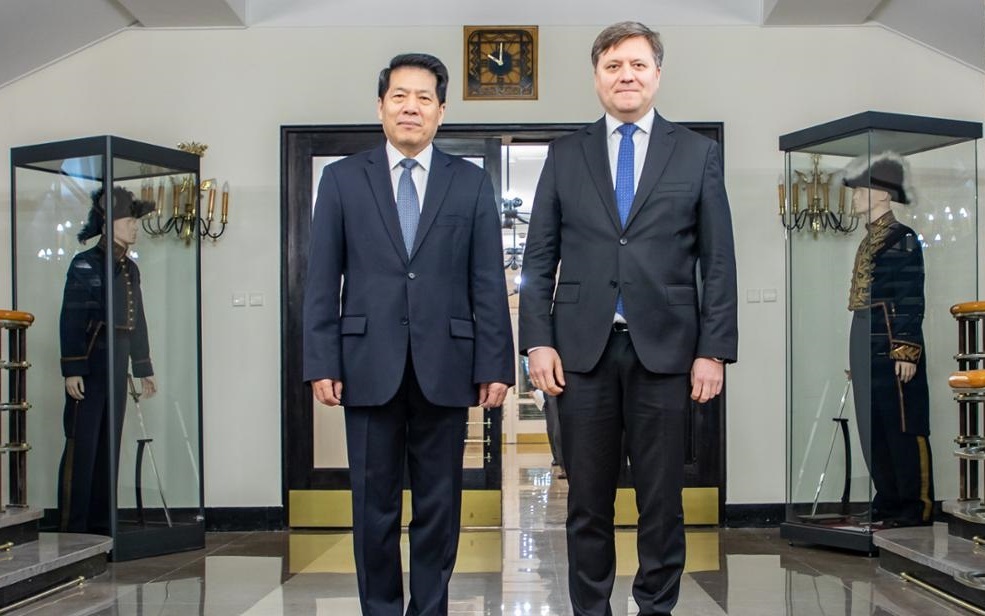 波蘭副外交部長葛瑞渥19日在華沙與中國的烏克蘭特使李輝會面。 圖：翻攝波蘭外交部網站