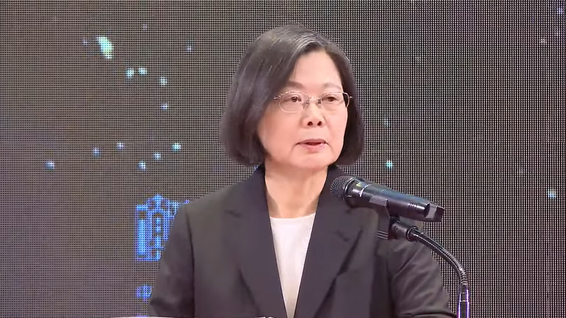 台灣總統蔡英文今（20）日針對下一任國家領導人應具備哪些特質發表看法。她認為，要有 5 項特質，才可勝任這項職位。 圖：擷自總統府直播畫面