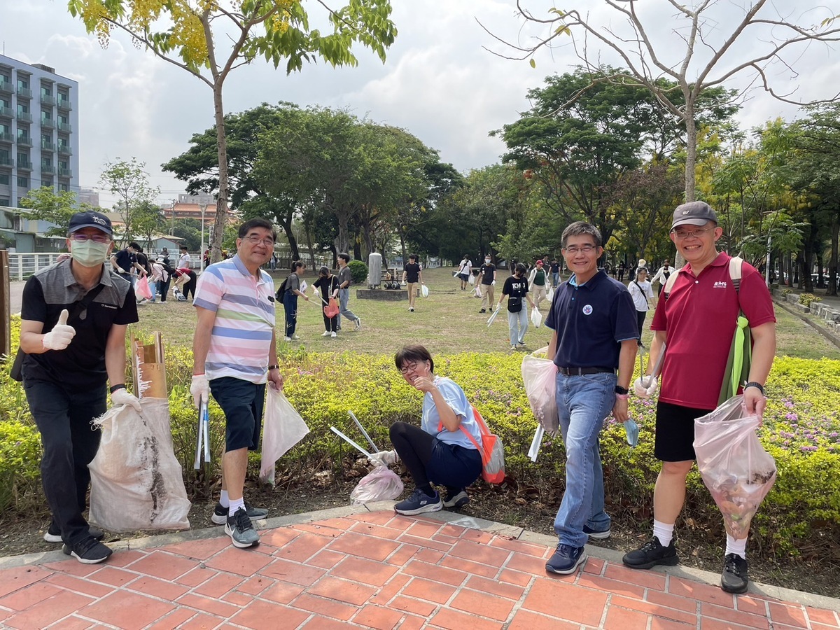 高醫大師生撿拾社區公園垃圾。 圖：高雄醫學大學提供