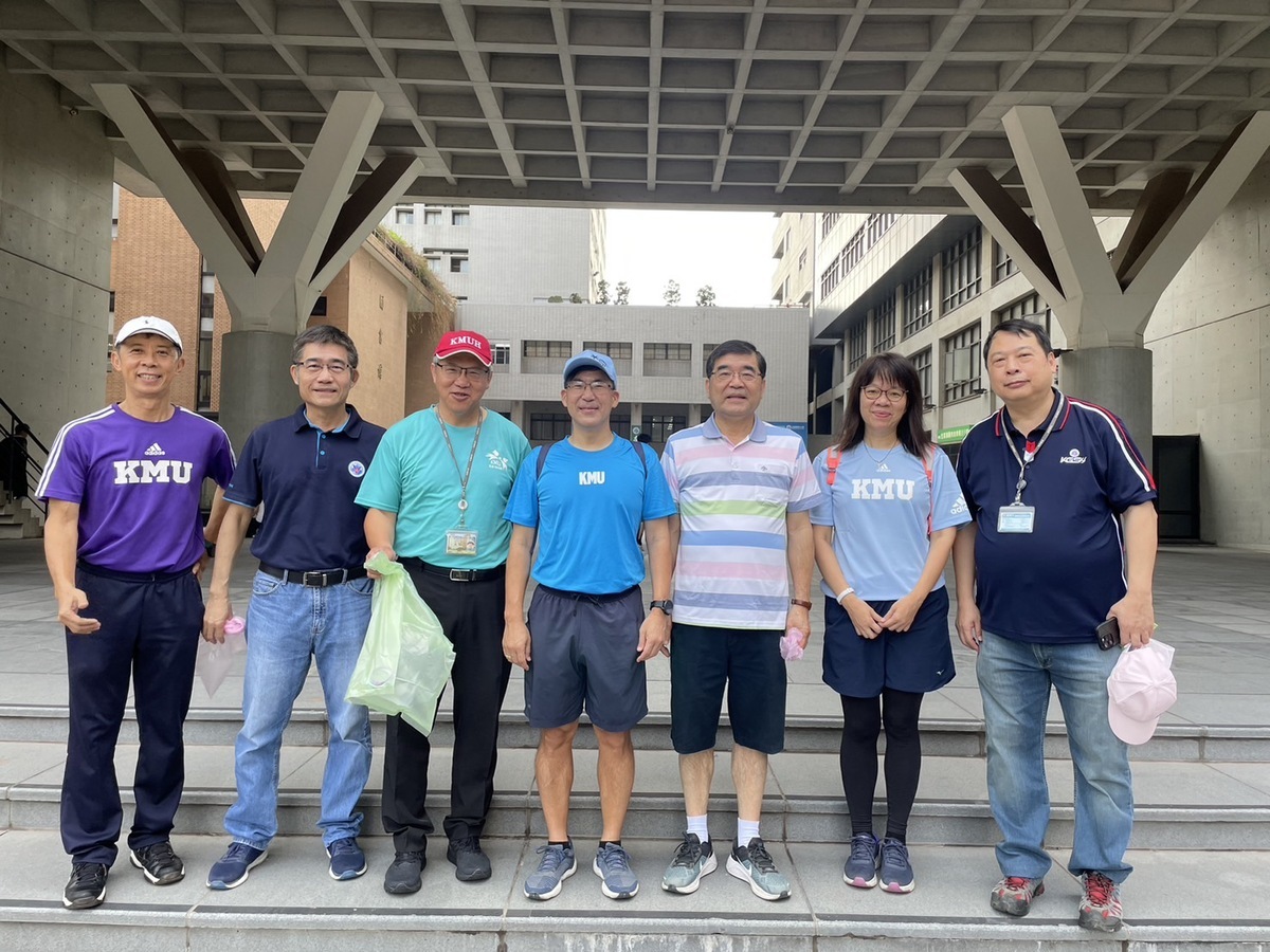 陳建志(中)、楊俊毓(右三)、吳登強(右一)、吳政毅(左三)、林昭宏(左二)、汪宜霈學務長(右二)一起參與社區清潔活動。 圖：高雄醫學大學提供