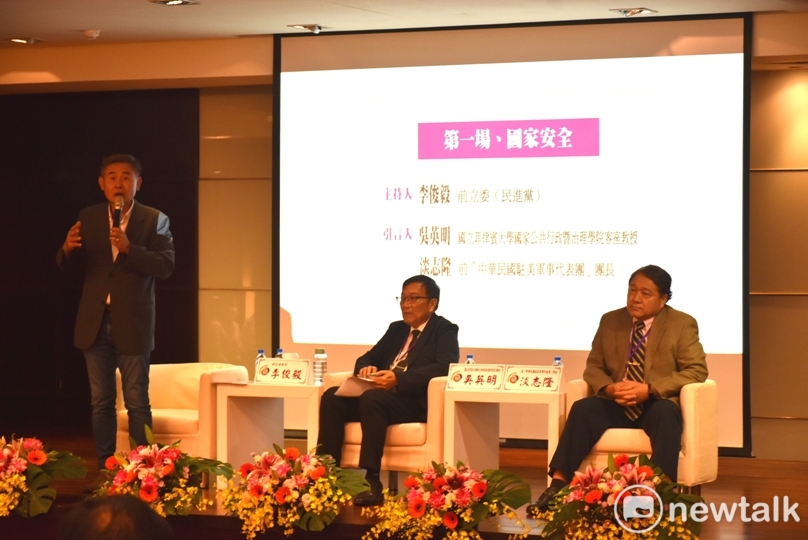 第一場論壇由李俊毅(左一)主持。 圖：孫家銘/攝
