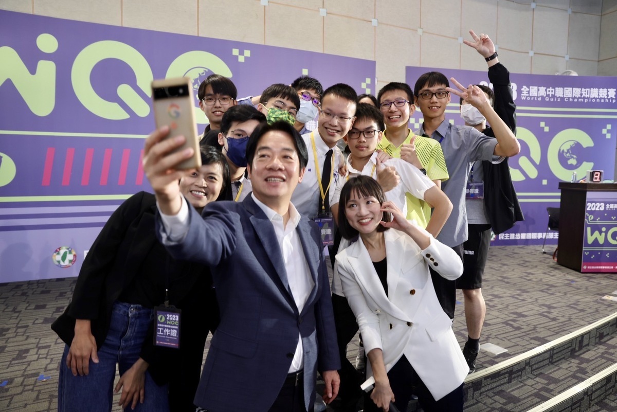 由民進進步黨國際事務部主辦、青年發展部協辦的「2023全國高中職國際知識競賽」下午於台北舉辦決賽。賴清德以神秘嘉賓身分至現場觀賽、致詞，並和年輕學生自拍互動。 圖：民進黨提供