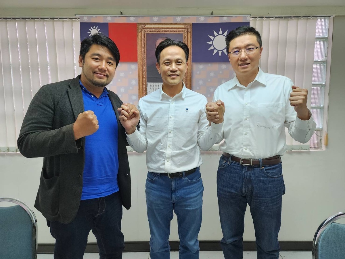 國民黨新北市黨部主委黃志雄（中）公布中和立委初選由張智倫（右）出線，市議員游輝宂（左）表示會支持張。 圖：國民黨新北市黨部提供