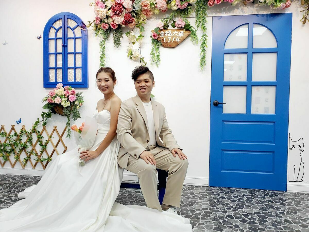 情侶趕在520向高雄戶政登記結婚並拍照留念。 圖：高雄市民政局提供