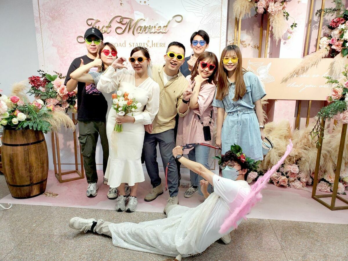 情侶在親友陪同下520登記結婚。 圖：高雄市民政局提供